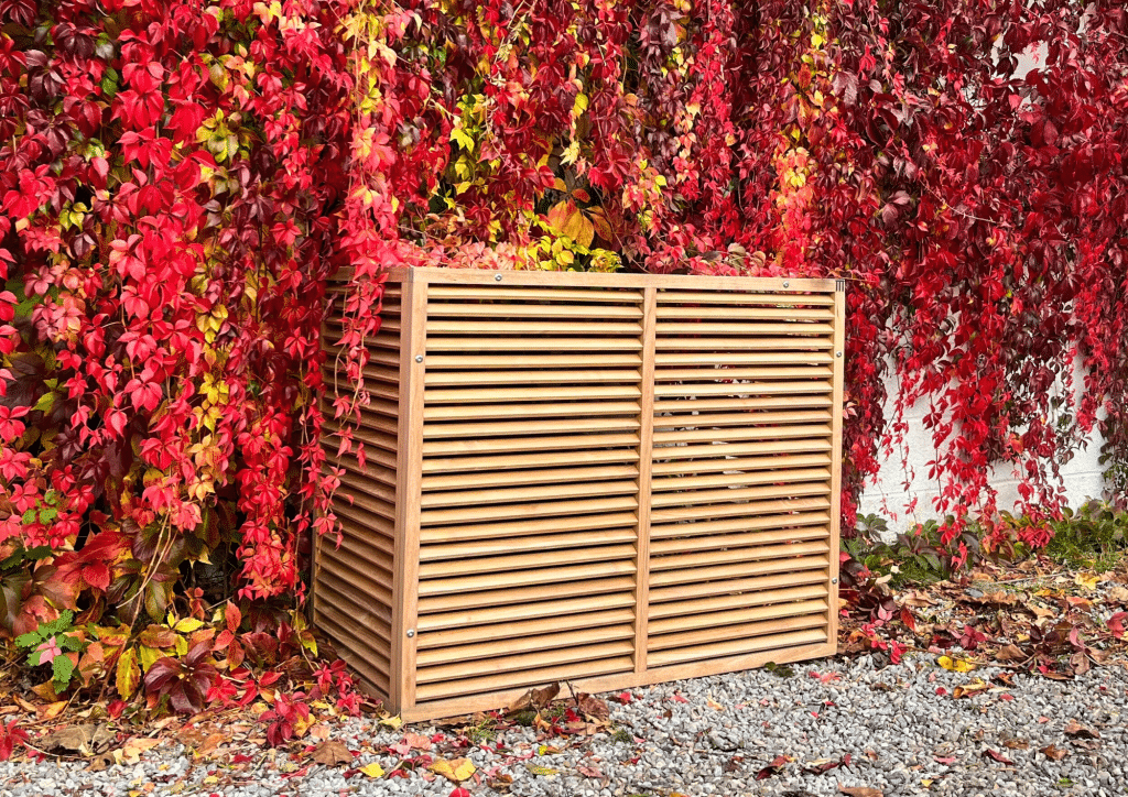 Cache en teck Bokame devant un mur couvert de vigne vierge à l'automne